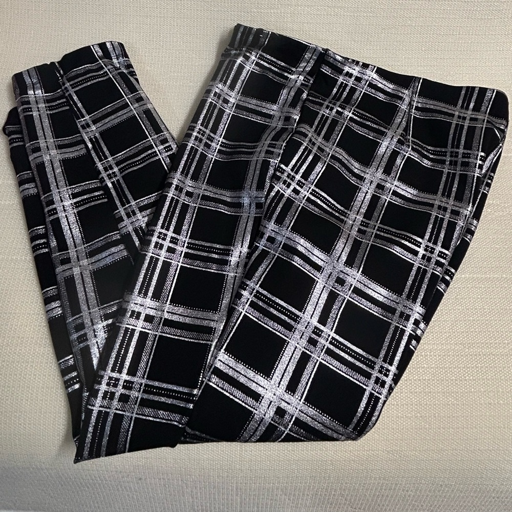Chic Plaid Cropped Pants in Black and White
